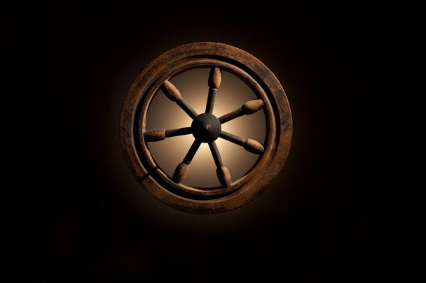 Спінінгове колесо на темному фоні. Концепція кола життя
. - Фото, зображення