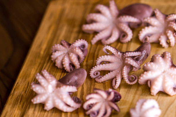 Octopus pöydällä. Valmiina kokkaamaan. Dieetti
 - Valokuva, kuva