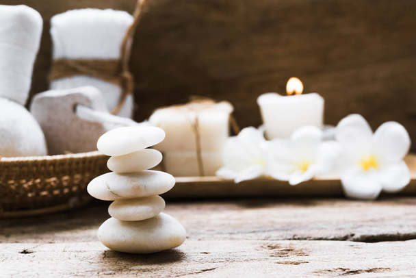 Witte zen stenen en spa en behandeling settting met handdoeken, scru - Foto, afbeelding