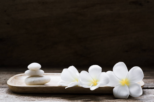 Piękny plumeria lub świątyni, kwiat spa z zen białe kamienie na - Zdjęcie, obraz
