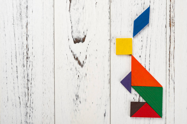dřevěný tangram ve tvaru králíka s kopií prostor - Fotografie, Obrázek