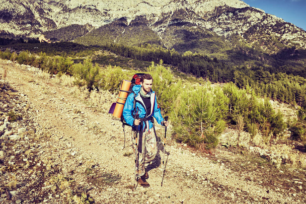 Hiking in the mountains with a backpack in the summer. - Foto, Bild