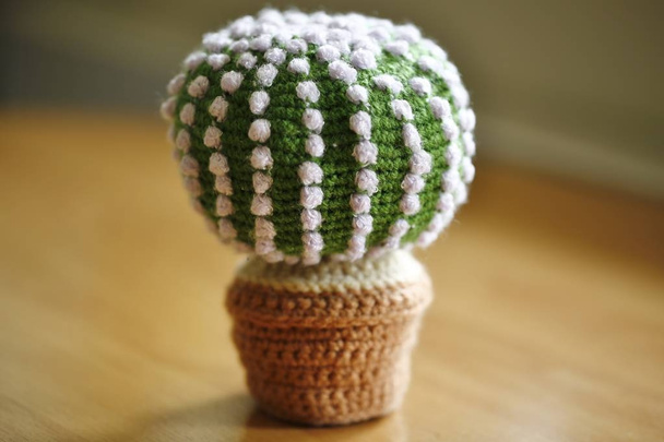 Kaunis neulottu kaktus käsintehty puinen tausta
 - Valokuva, kuva