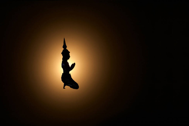 Σιλουέτα άγαλμα του Βούδα στο σκοτάδι - Φωτογραφία, εικόνα