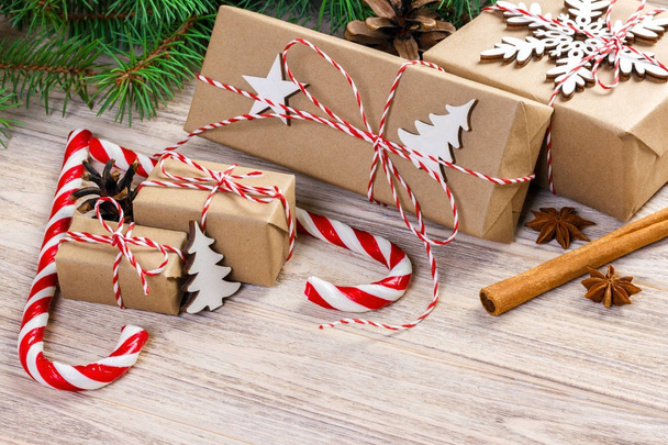 クリスマスの時間の概念、クリスマス プレゼントや新年の伝統的なお菓子に木製まざってキャンディケーンします。トップ ビュー コピー スペース - 写真・画像