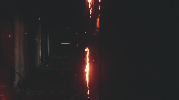 Bomberos golpearon la puerta ardiente
 - Metraje, vídeo