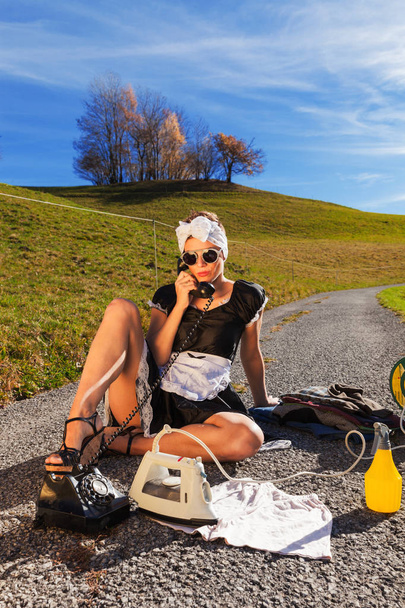Scene housewife who irons in the road - Foto, immagini