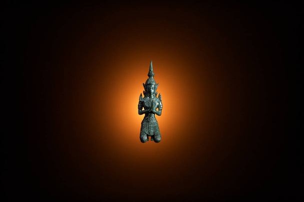 Buddha patsas tumma tausta
 - Valokuva, kuva