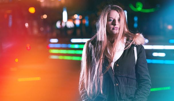 Night portrait of young girl in colorful city lights - Foto, Imagem