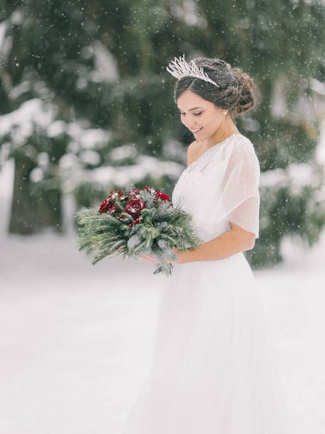 gyönyörű téli menyasszony mosoly - Fotó, kép