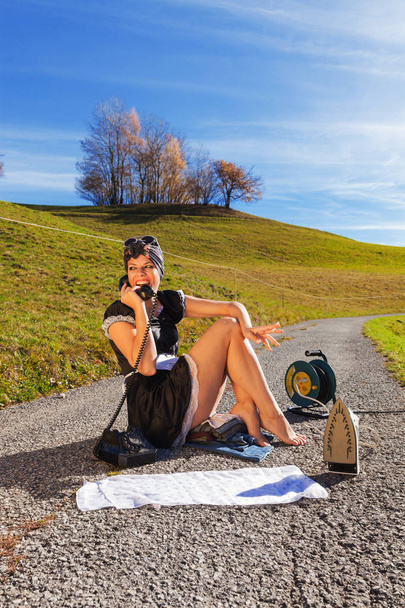 Scene housewife who irons in the road - Foto, imagen