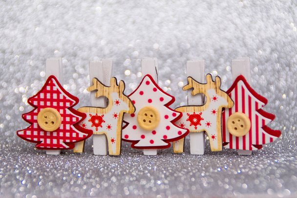 木製のクリスマス ツリーと白いトナカイ雪の背景、お正月、クリスマスの装飾 - 写真・画像