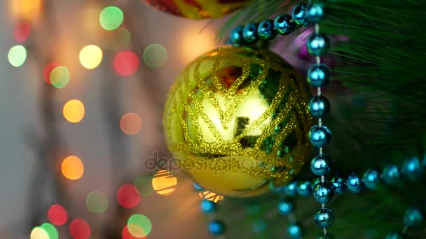 Sarı baubles Noel ağacı üzerinde - Video, Çekim