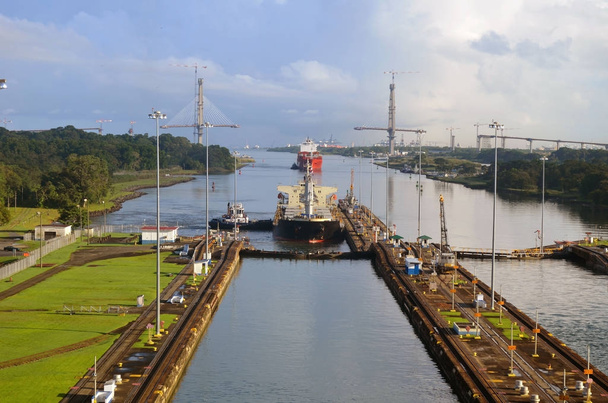 Westbound containerschepen voorbereiden om te gaan Gatunmeer sloten op het Panamakanaal. - Foto, afbeelding