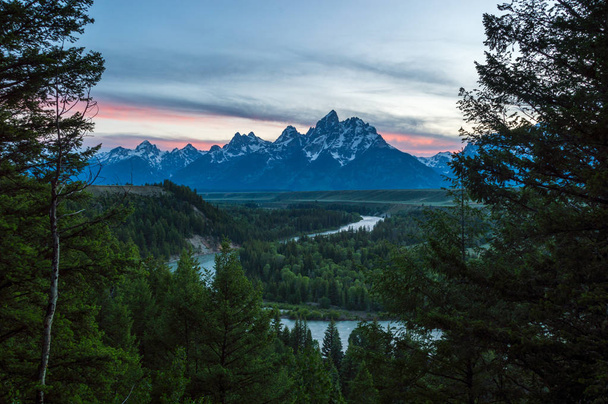 Sunset at Snake River overview in Grand Teton park
 - Фото, изображение