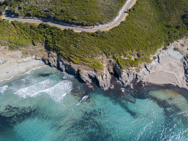 Vista aérea de la costa de Córcega, caminos sinuosos y calas con mar cristalino. Península de Cap Corse, Córcega. Línea costera. Anse d 'Aliso. Golfo de Aliso. Francia
 - Foto, imagen