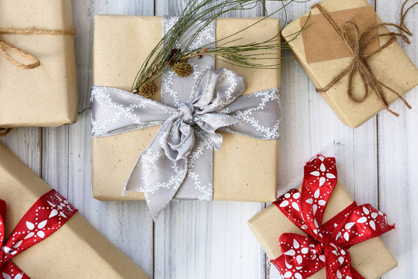 Conjunto de cajas de regalo marrones de Navidad envueltas con cinta roja en blanco
 - Foto, Imagen