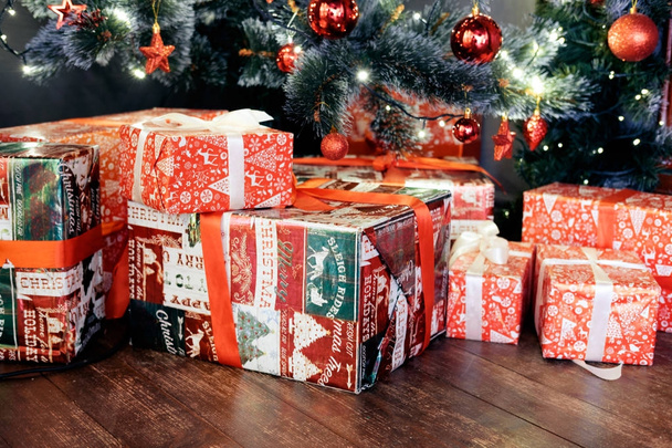 cadeaux de Noël sous l'arbre
 - Photo, image