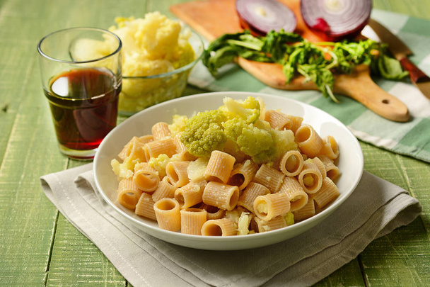 pasta met bloemkool, traditionele mediterrane recept - Foto, afbeelding