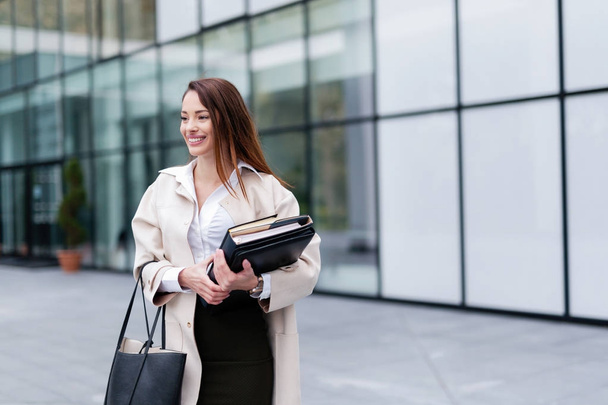 beautiful businesswoman going to office - Foto, afbeelding