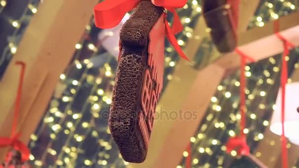 Сувенирное печенье украшено зимним орнаментом, горбящимся розничной торговлей на рождественской ярмарке на улице. новогодние уличные украшения пряники и светящиеся гирлянды
 - Кадры, видео