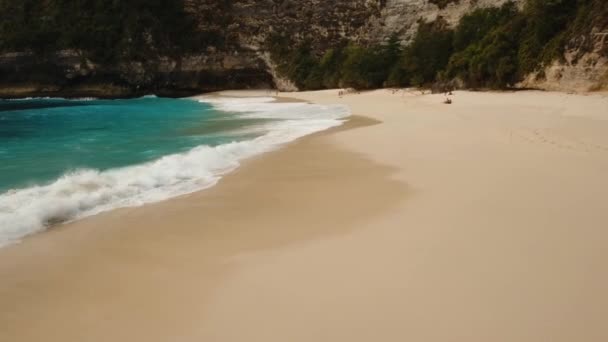 Luftaufnahme schöner Strand auf einer tropischen Insel. karang dawa. - Filmmaterial, Video
