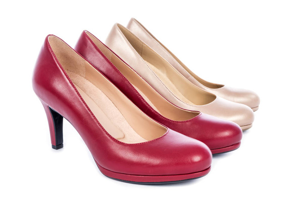 Zapatos de la bomba de las mujeres de moda de dos pares aislados en blanco
 - Foto, imagen