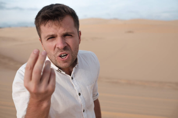 uomo arrabbiato gridando accusando qualcuno in piedi nel deserto
 - Foto, immagini