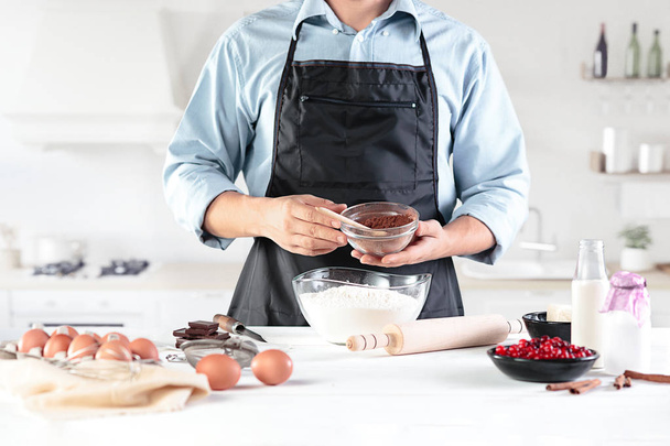 Kuchař s vejci na rustikální kuchyně na pozadí Pánská rukou - Fotografie, Obrázek
