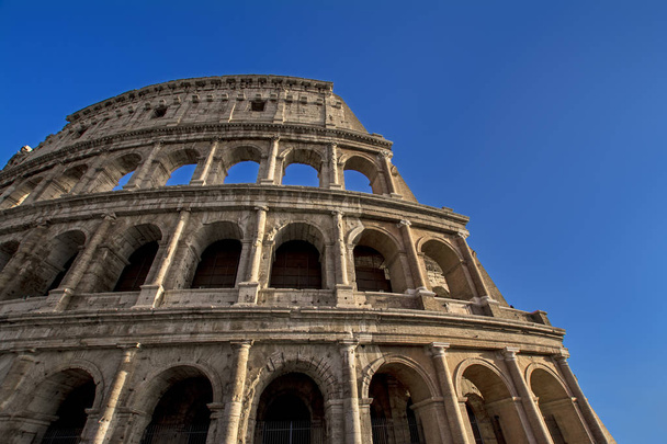 nízký úhel pohled na Koloseum v Římě, na pozadí oblohy kontrast modré - Fotografie, Obrázek