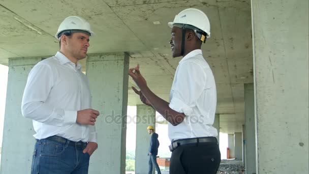 Empresário agitando as mãos com o construtor no local de construção
 - Filmagem, Vídeo