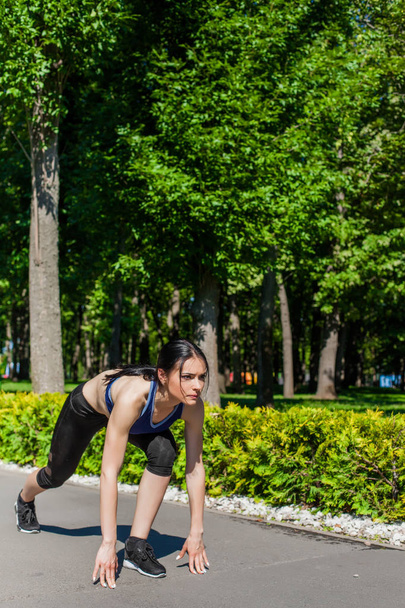 sportive female starting running in the park - Zdjęcie, obraz