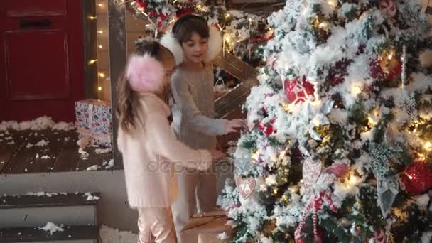 Vánoce nebo nový rok. dvě malé sestry hledají nový rok stromu. děti na pozadí vánočních ozdob - Záběry, video