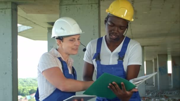 Werknemers werken op de bouwplaats met tablet - Video