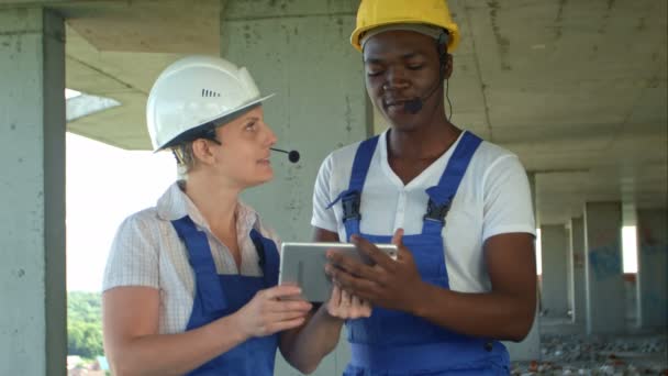 Ingenieurs op gebouw site met behulp van digitale tablet en praten - Video