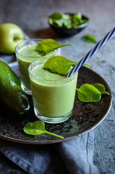 Здоровий авокадо, шпинат і яблучна смузі
 - Фото, зображення