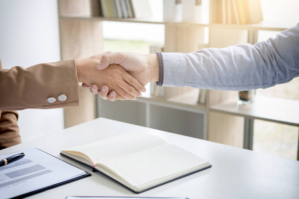 Két üzletember egy értekezleten, hogy írja alá a agreem kezet - Fotó, kép