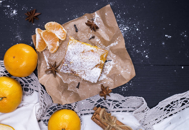 Tangerine taart bestrooid met poedersuiker  - Foto, afbeelding