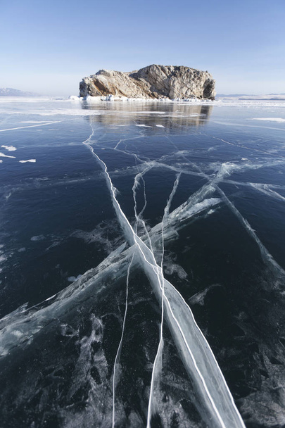 Borga-Dagan Adası. Deniz Baykal, kış landsca buz çatlaklar - Fotoğraf, Görsel