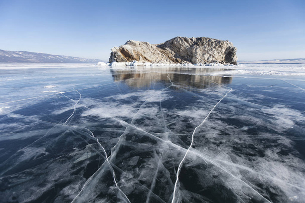 Озеро Байкал зимовий пейзаж, острів Borga-Dagan.  - Фото, зображення