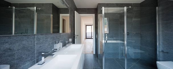 Modern luxury bathroom - Foto, afbeelding