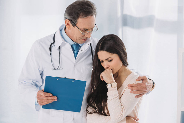 férfi orvos átölelve ideges női beteg - Fotó, kép
