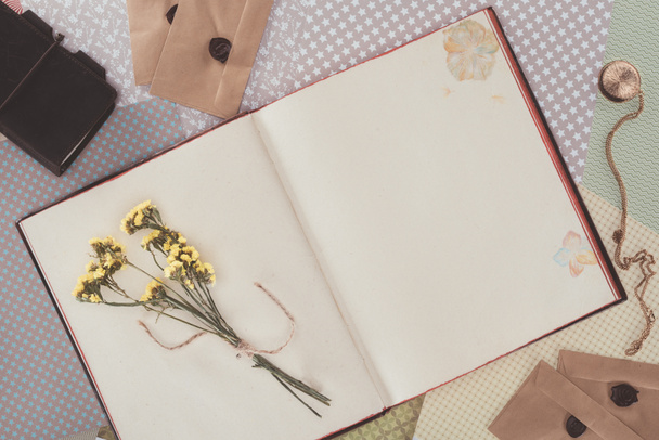 vista superior del libro abierto con flores y espacio para copiar
 - Foto, Imagen