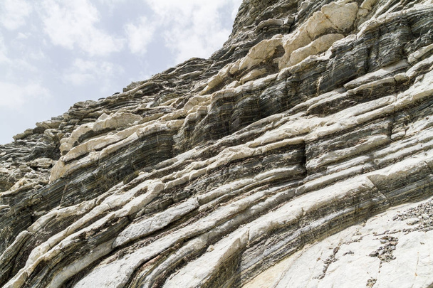 Warstwami skał formacji fałdy na Morzu Śródziemnym wyspa Kreta, Grecja - Zdjęcie, obraz