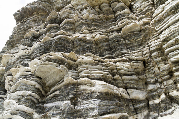 Kerroksellinen kivimuodostelma taittuu Välimeren saarella Kreetalla, Kreikassa
 - Valokuva, kuva