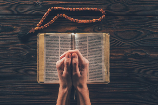 imagem cortada de mulher cristã orando com a bíblia
 - Foto, Imagem