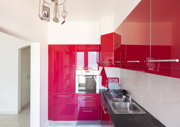 Red empty kitchen - Foto, immagini