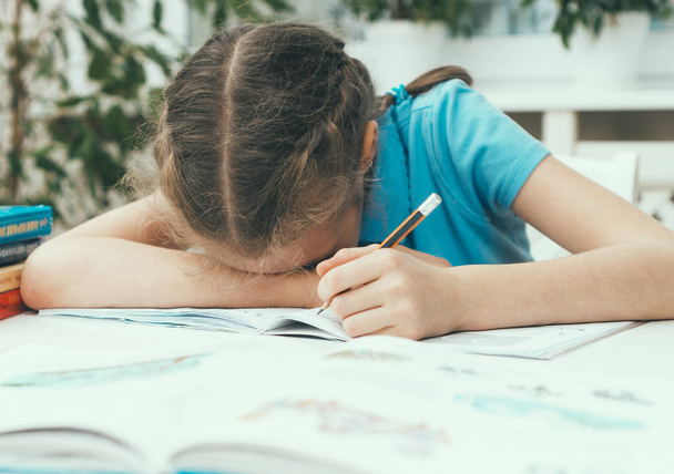 Little girl don't want to do her homework. - Valokuva, kuva