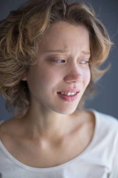 Ritratto di donna che piange spaventata guardando da parte isolata
 - Foto, immagini