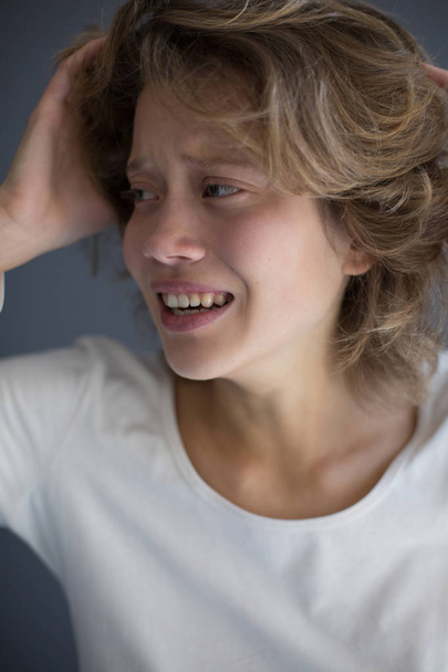 Retrato de jovem chorando mulher assustadoramente olhando para o lado isolado
 - Foto, Imagem